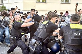 Propalestinští aktivisté zdemolovali berlínskou univerzitu, na policisty lili moč - Novinky